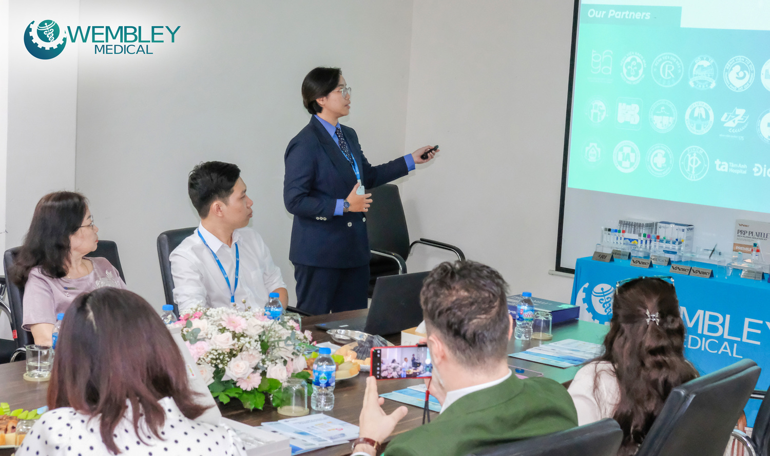 Đại diện WEMBLEY MEDICAL giới thiệu tổng quan về quá trình hình thành và phát triển của nhà máy